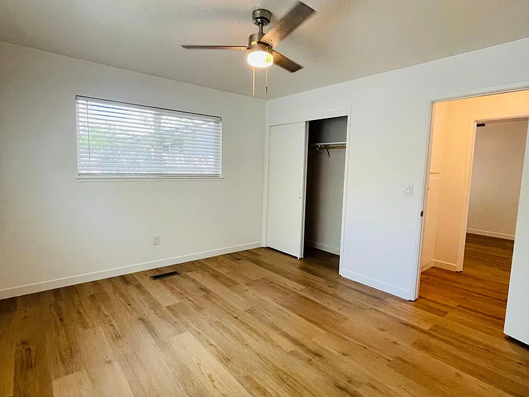 414 W 10th St — Photo 12