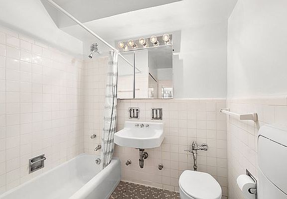 4th image of 404 E 66th St APT 4K