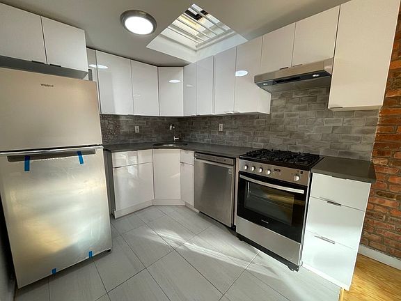 2nd image of 453 W 47th St Fl 5