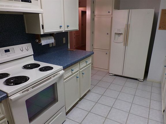4th image of 305 Stewart St