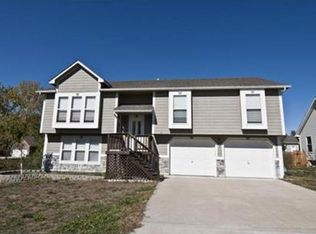 1631 E 4th St, Tonganoxie, KS 66086