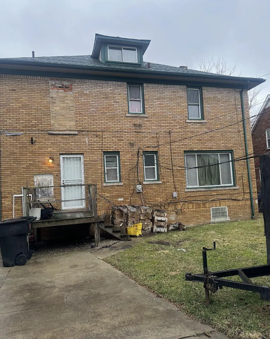 5 bed, 4.0 bath, 2304 sqft, $900 — Photo 2