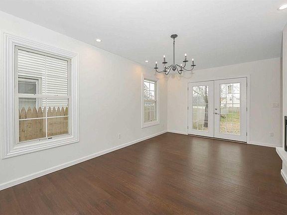 5th image of 83 Bay Ave