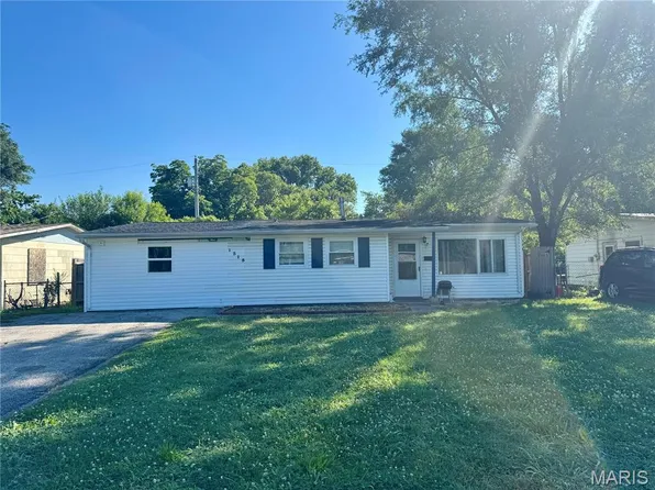 1315 Saint Stephens Dr, Cahokia, IL 62206
