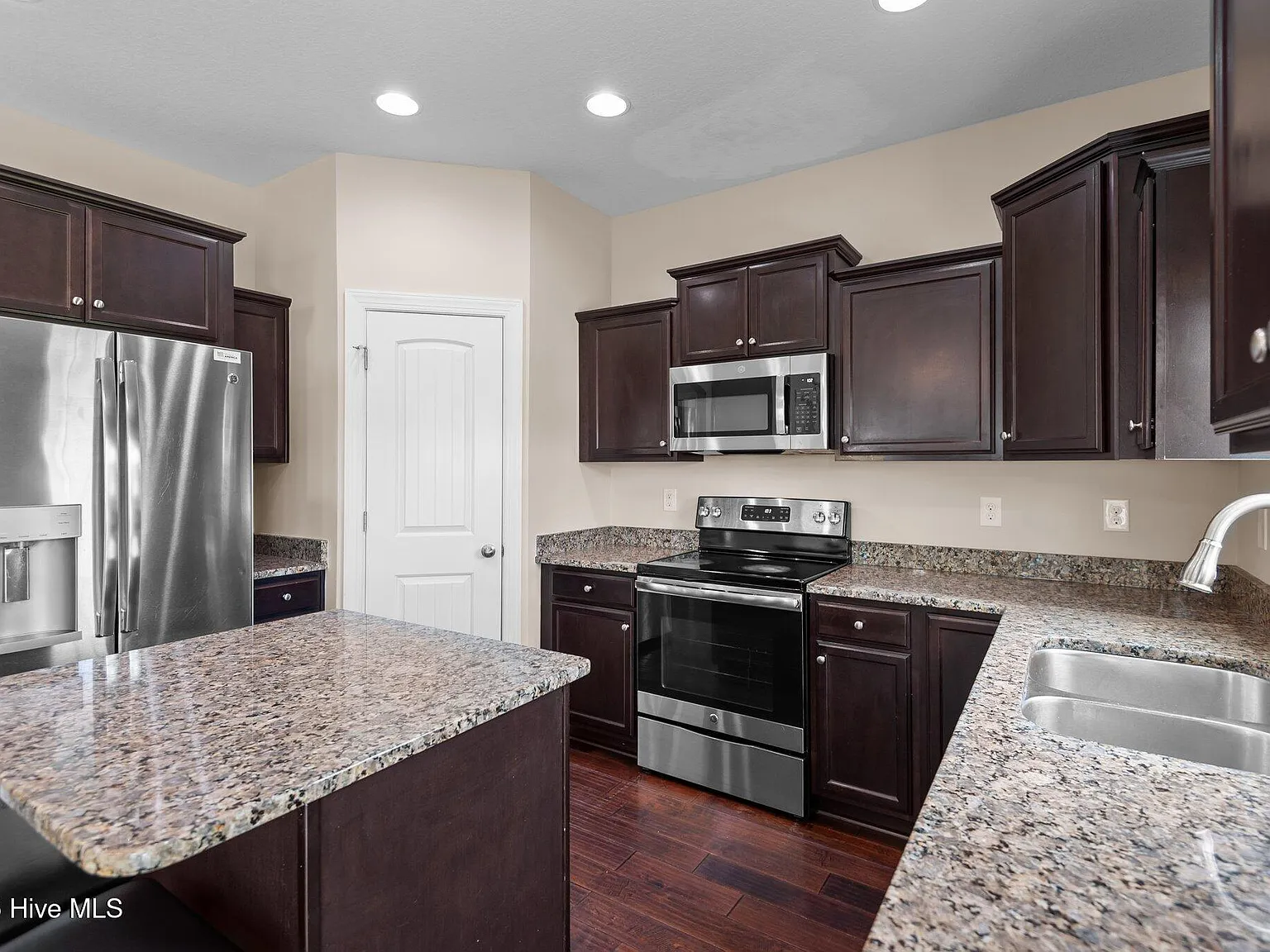 4 bed, 2.5 bath, 2387 sqft, $2,350 — Photo 3