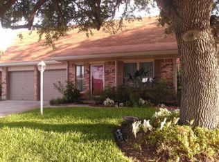 11 Williamsburg Cir, Galveston, TX 77551