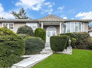 506 Hungry Harbor Rd, Valley Stream, NY 11581