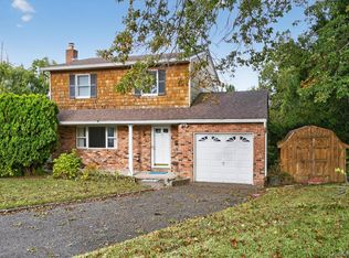16 Wagon Ln, Glen Head, NY 11545