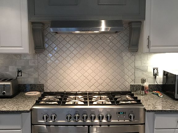 range/backsplash/subway tile