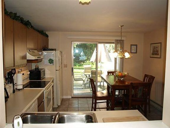 2nd image of 40 Margaret Dr
