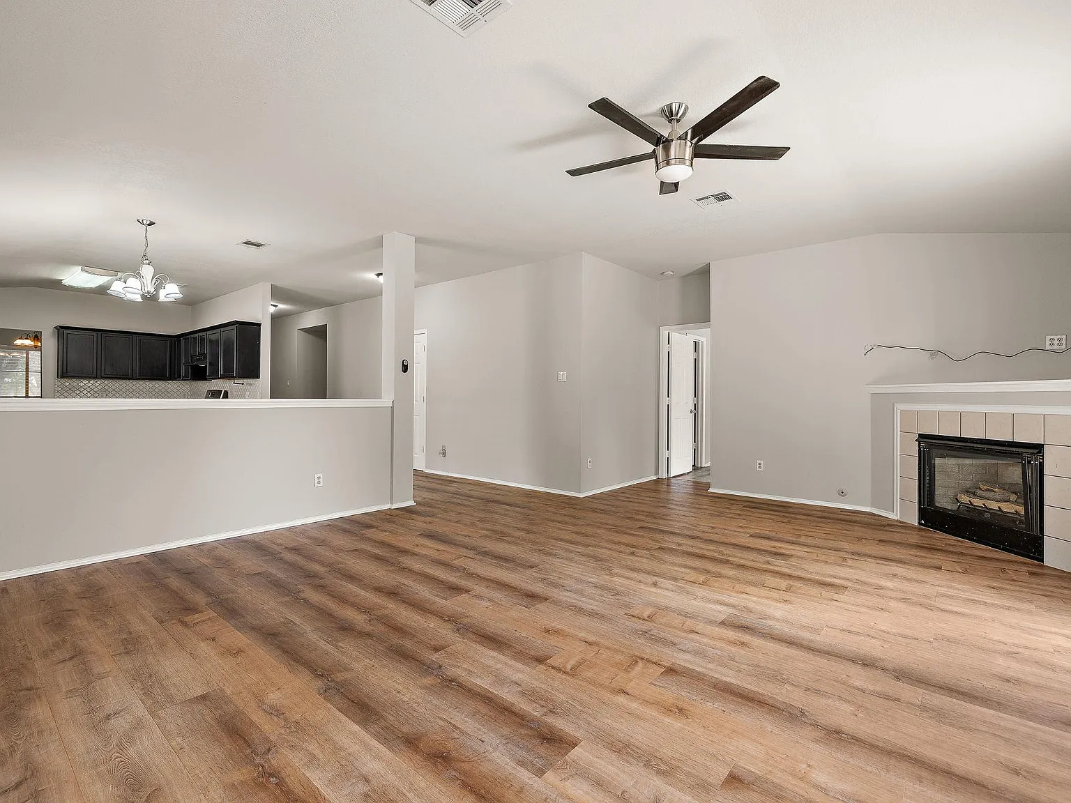 4 bed, 2.0 bath, 2208 sqft, $2,200 — Photo 4