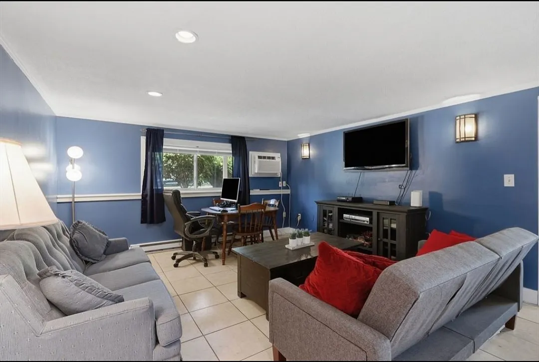 2 bed, 708 sqft, $2,100 — Photo 1