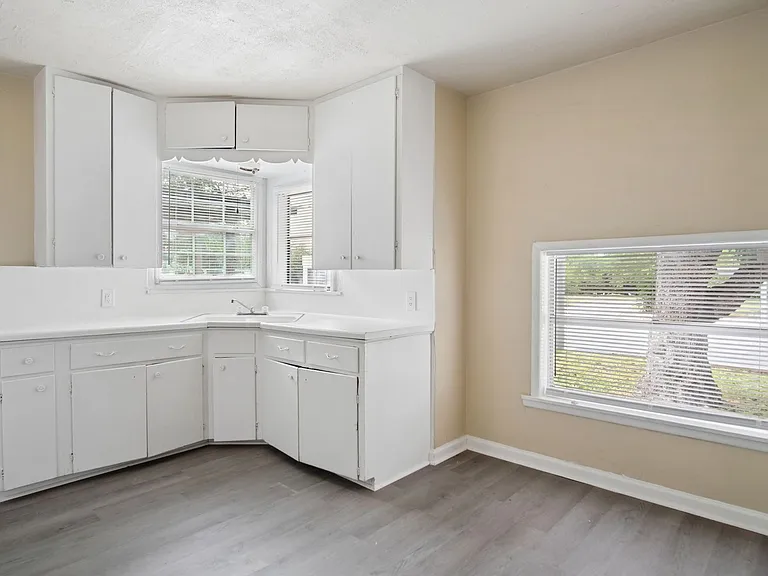 2818 E Houston St — Photo 12