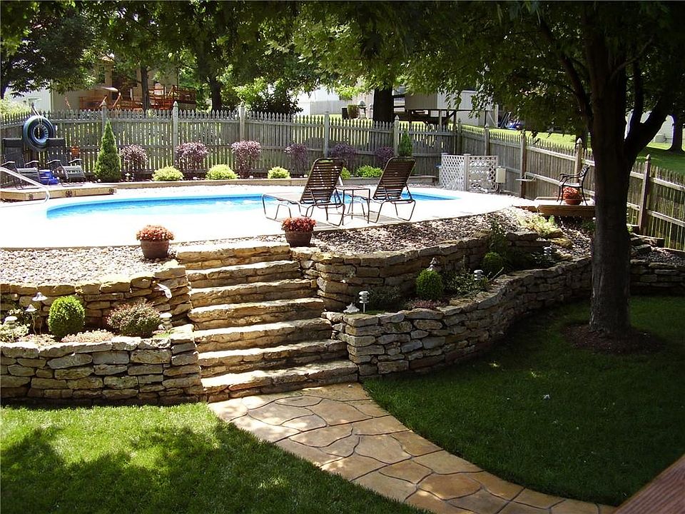1st image of 904 NW Heatherwood Dr