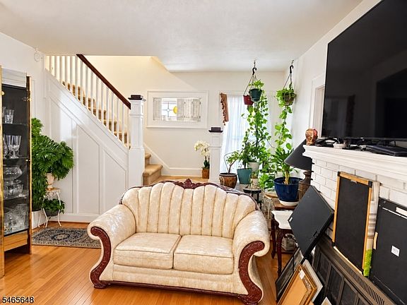 4th image of 74 Rollinson St