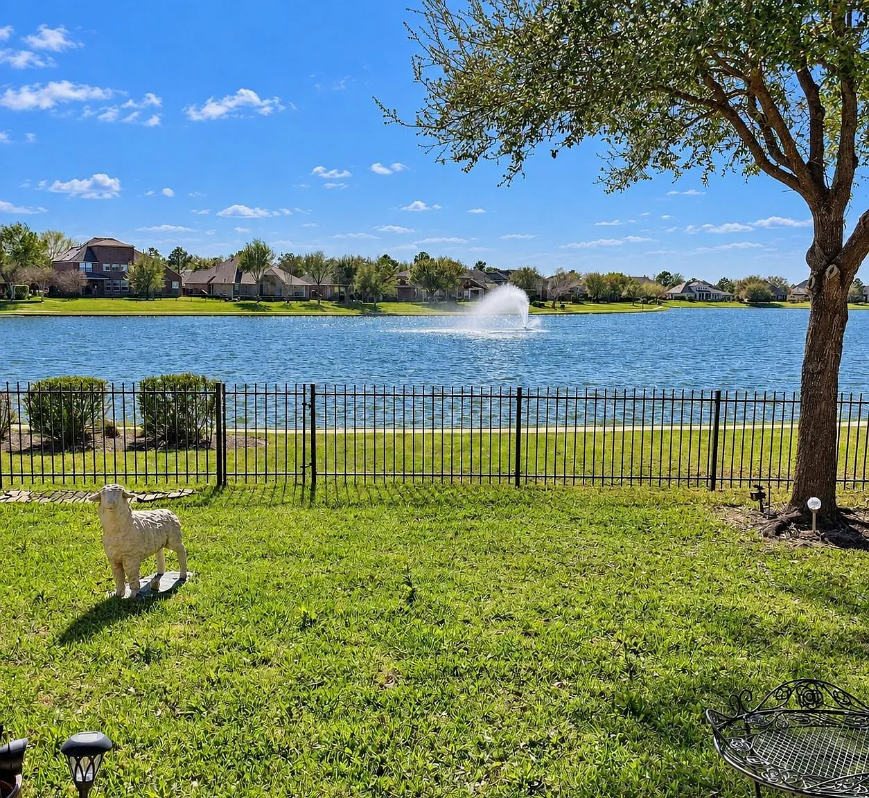 3 bed, 2.0 bath, 2992 sqft, $2,999 — Photo 2