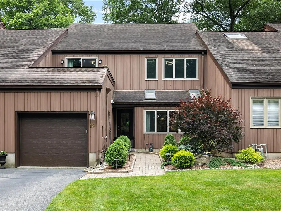 19 N Bayard Ln