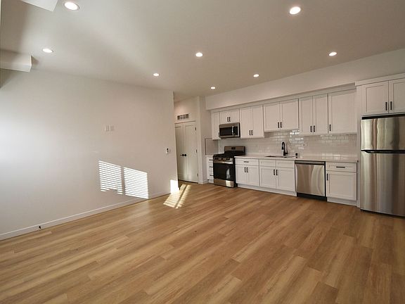 4th image of 5852 Hazeltine Ave #8