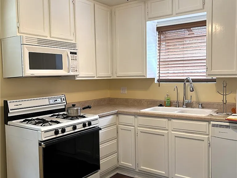 927 El Dorado St — Photo 3