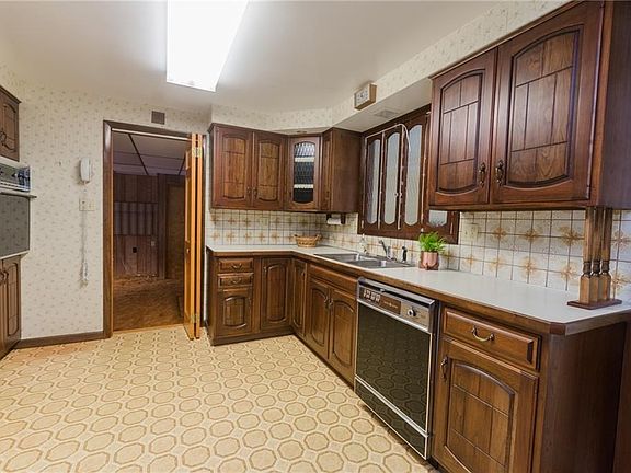 5th image of 328 Dickerson Dr N