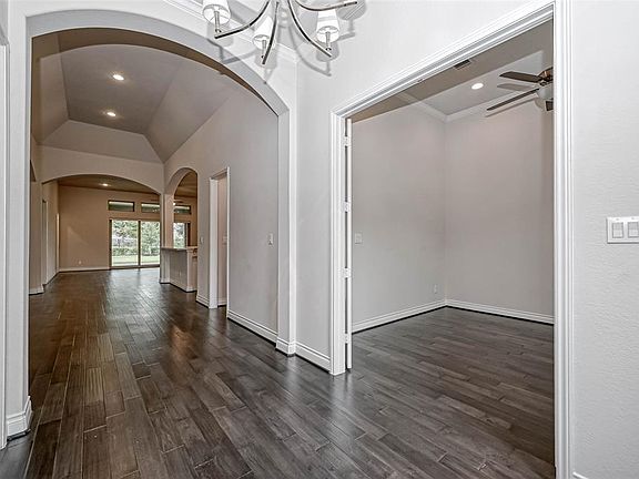 4th image of 2907 Crawford Dr