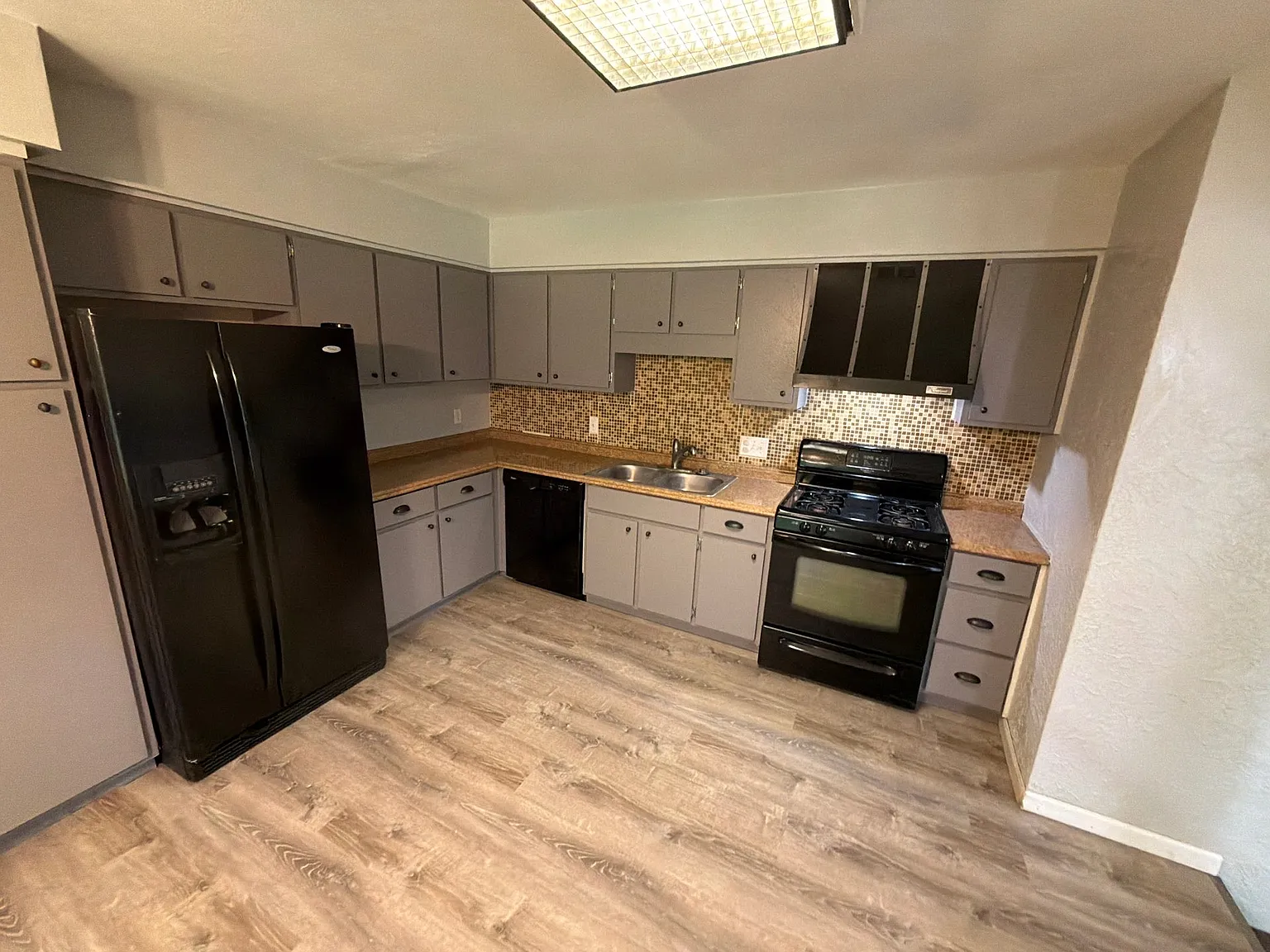3 bed, 3100 sqft, $2,200 — Photo 1