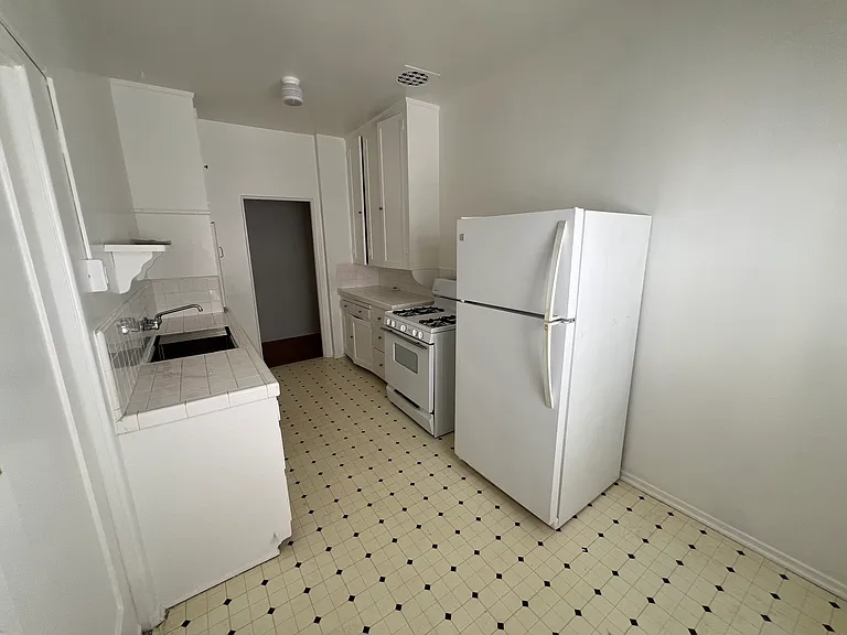 347 N Orange Grove Ave — Photo 3