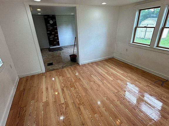 3rd image of 18 Exeter Rd