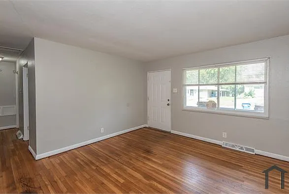 4 bed, 1000 sqft, $1,499 — Photo 2
