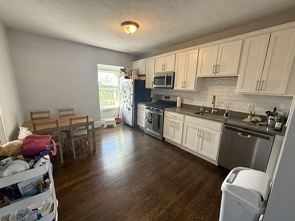 2nd image of 10 Cross St E #1