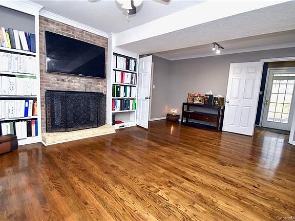 2nd image of 1912 Montclair Ave