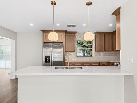 2nd image of 17901 Palm St