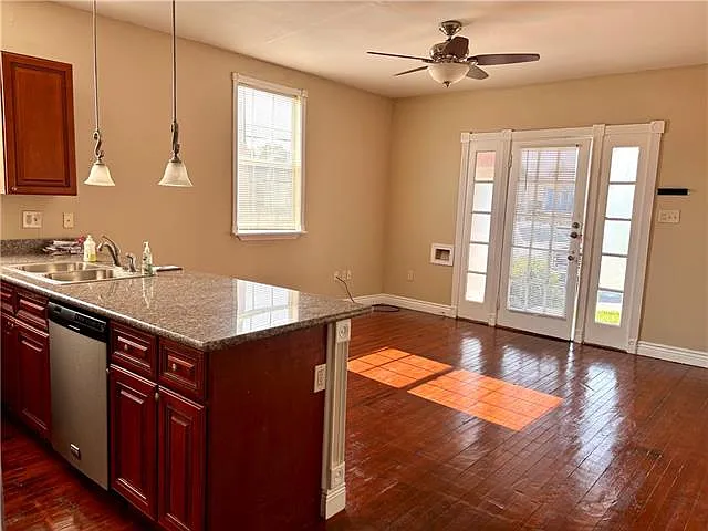2 bed, 2.0 bath, 975 sqft, $1,395 — Photo 2