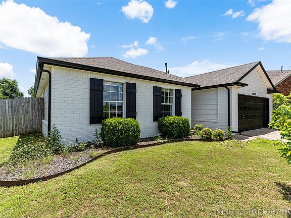 2nd image of 19412 Holly Ct