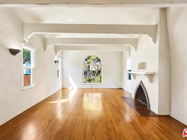 2613 Cloverfield Blvd — Photo 2