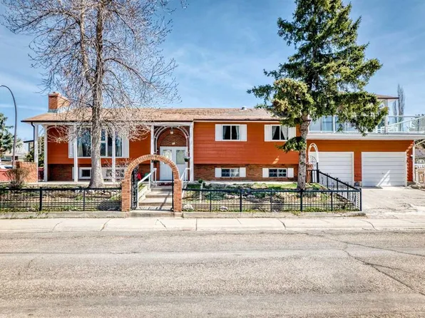 451 SW Huntbourne Hl NE, Calgary, AB T2K 5G7