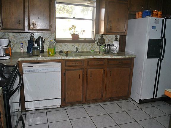 Kitchen has loads of counter space for the gourmet cook!