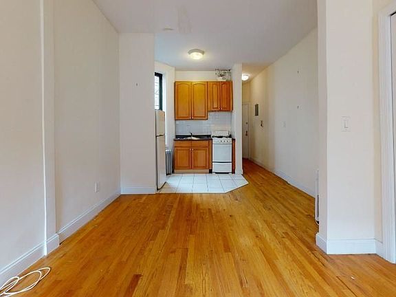 3rd image of 226 E 36th St APT 4D