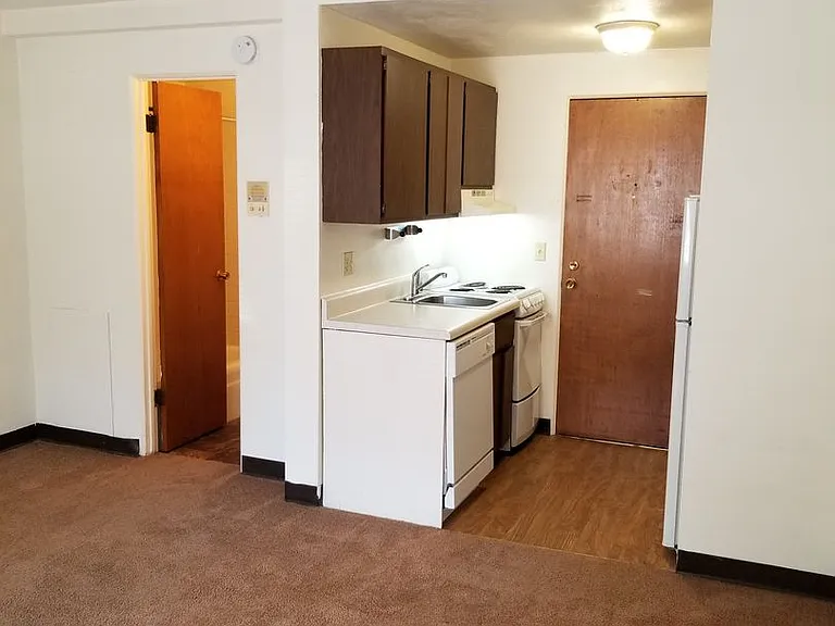 Studio Available Now! ~Blocks from the Capitol Square~ — Photo 7