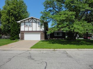 324 Fireside Dr, La Crescent, MN 55947