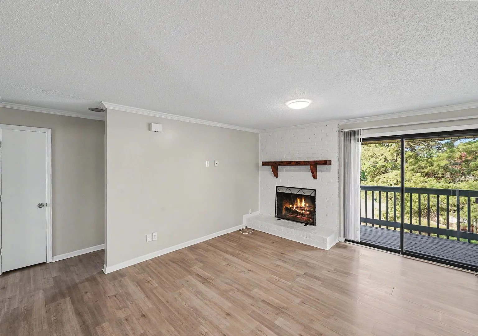 Charming 2BR/2BA South Charlotte Condo with Private Balcony & Fireplace — Photo 1