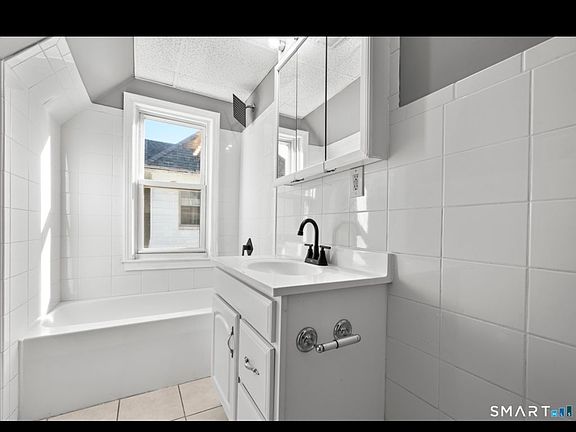 5th image of 362-364 Sigourney St Floor 3