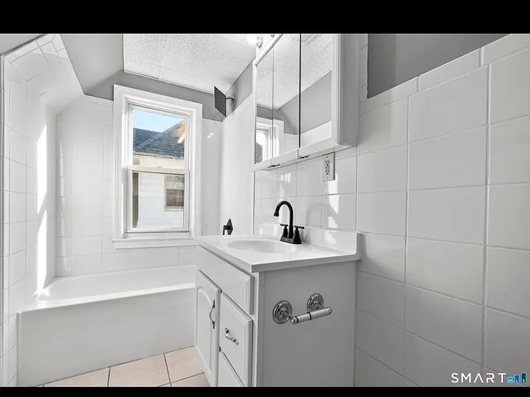 362-364 Sigourney St #3 — Photo 5