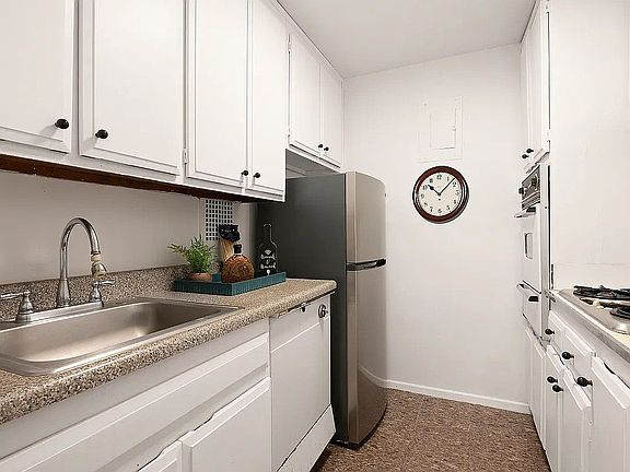 3rd image of 16 W 16th St APT 2AS