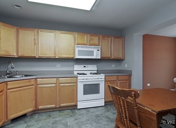 3rd image of 609 Blue Springs Dr