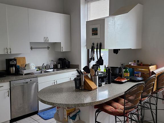 2nd image of 1457 N Leavitt St #2F