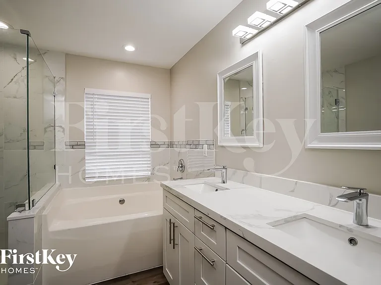 629 NE Juanita Ct — Photo 12