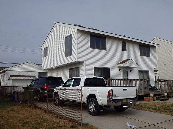 3rd image of 209 E Plaza Pl