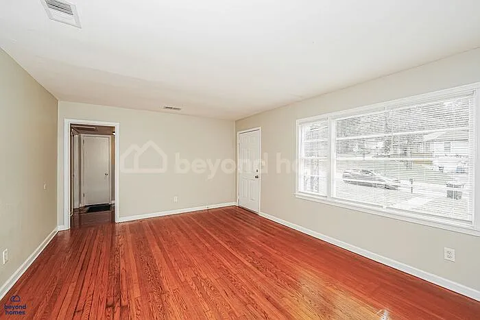 945 Elizabeth Dr — Photo 5