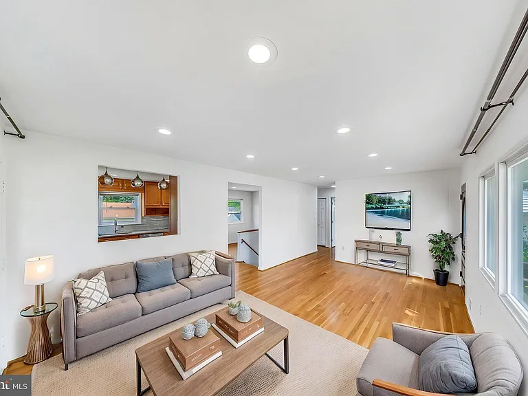 7411 Tillman Dr — Photo 8